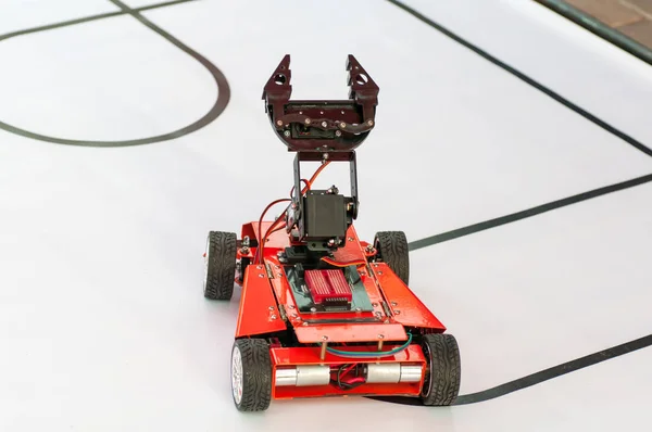 Робот, созданный детьми, демонстрации на фестивале в U — стоковое фото