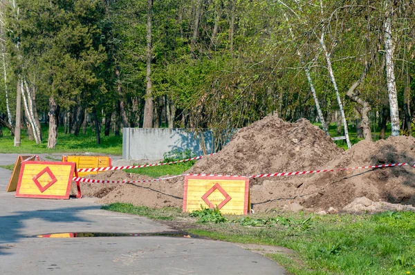 İnşaat işi, parkta uyarı işareti olan bir çukur. — Stok fotoğraf