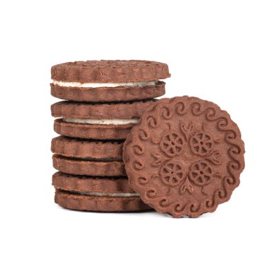 Kahverengi çikolatalı yuvarlak kurabiyeler, beyaz sırt çantasına izole edilmiş.