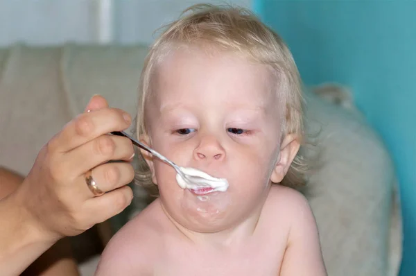 Mãe alimenta mingau de cereal do bebê, close-up — Fotografia de Stock