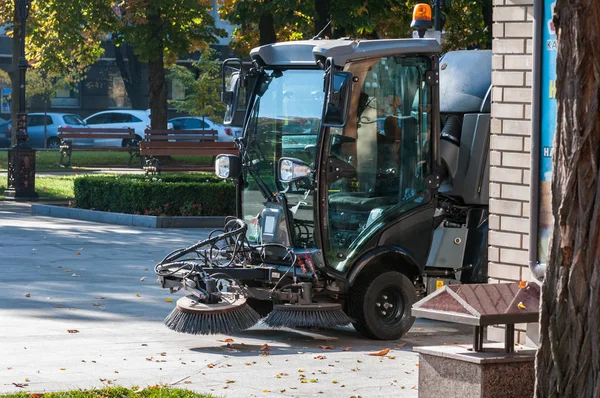 Máquina de limpieza de aceras en el parque — Foto de Stock