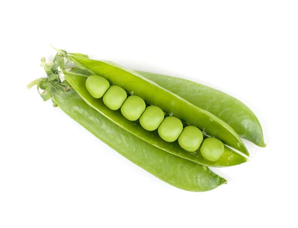 Groene erwten in peulen op een witte achtergrond — Stockfoto