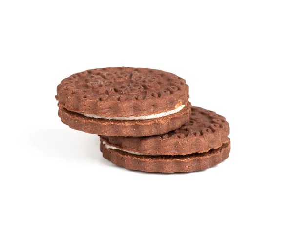 Galletas redondas de chocolate marrón en una pila aislada en respaldo blanco — Foto de Stock