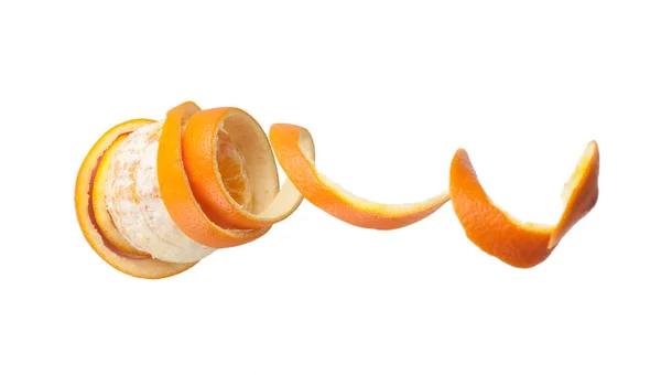らせん状のオレンジピール、皮をむいたオレンジ、白い背もたれのサイドビュー — ストック写真