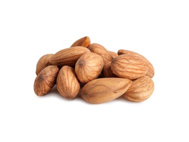 Badem yığını beyaz arkaplanda izole edildi