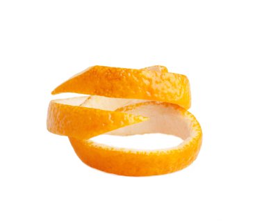 Turuncu bir yarım daire kabuğu. Torsiyon soyun. Deri bükülmesi. Beyazda izole edilmiş.