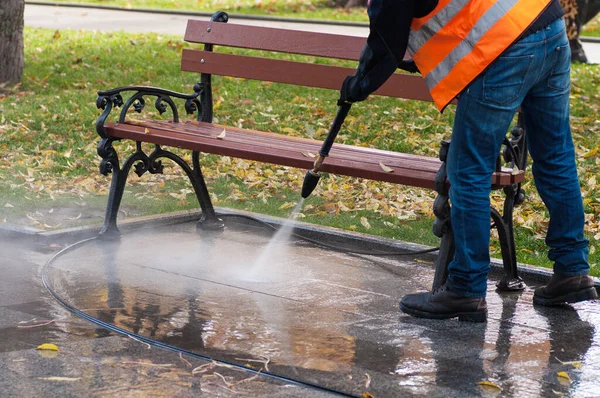 Schoonmaken Van Het Park Met Water Herfst Een Arbeider Maakt — Stockfoto