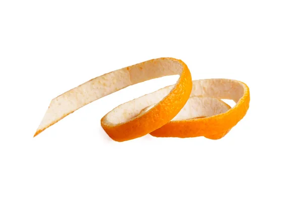 オレンジの皮は螺旋状です 白い皮の上でひねる — ストック写真