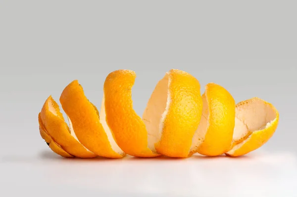 Schale Einer Orangenspirale Drehung Auf Der Schale Auf Grauem Hintergrund — Stockfoto