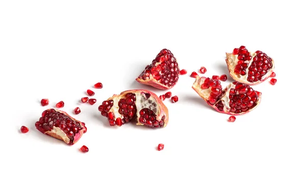 Pomegranate Slices Spilled Grains Isolated White Background — Stock Photo, Image