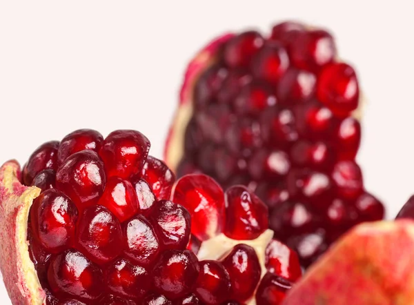 Pomegranate Slices Red Grains Close Pomegranate Kernels Natural Product Close — Stock Photo, Image