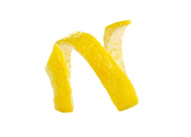 Beyaz arka planda izole edilmiş taze limon kabuğu.