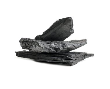 Beyaz üzerine izole edilmiş kömür yığınları.