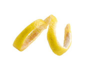 Beyaz arkaplanda limon kabuğundan izole edilmiş spiral