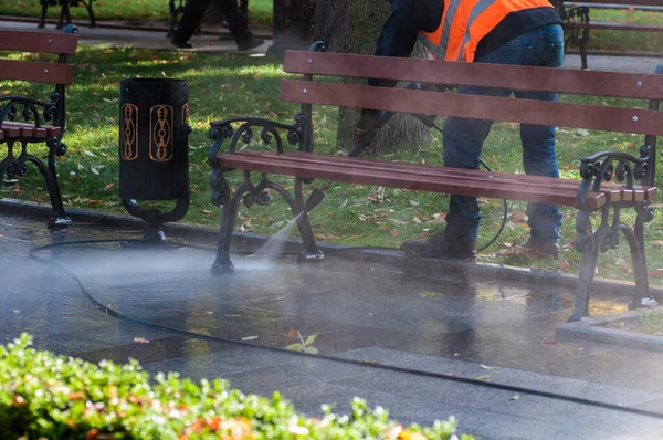 Chorro Agua Alta Presión Trabajador Lava Calles Con Agua Una — Foto de Stock