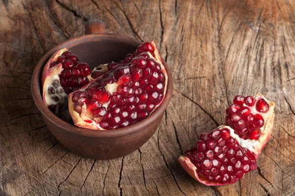 Pomegranate Slices Old Wooden Background Pomegranate Pieces Clay Cup — Stock Photo, Image