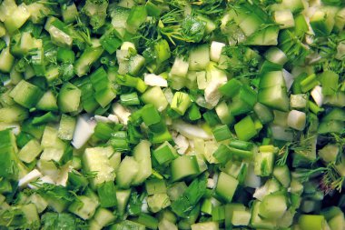 Yakın çekim fotoğraf dilimlenmiş salatalık, yumurta, dereotu ve soğan