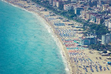 Kleopatra Beach görünümü. Alanya Turkey.Wonderful ülkeye. Evde bir yükseklikten. Binaların çatıları. Şehir görüntüsü. Gözlem güverte. Alanya'nın Dağları. Akdeniz. Dağlarda iz.