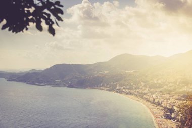 Kleopatra Beach görünümü. Alanya Turkey.Wonderful ülkeye. Evde bir yükseklikten. Binaların çatıları. Şehir görüntüsü. Gözlem güverte. Alanya'nın Dağları. Akdeniz. Dağlarda iz.