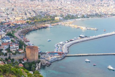 Yatay, marina ve Kızıl kule Alanya Yarımadası'nda, Antalya bölgesinde, Türkiye.