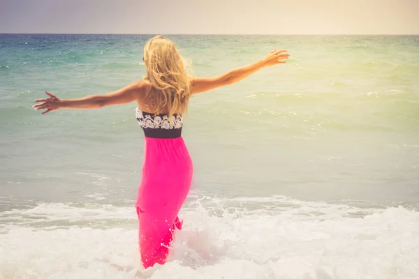 Piękna Kobieta Sukni Spaceru Plaży Zrelaksowany Kobieta Oddychając Świeżym Powietrzem — Zdjęcie stockowe
