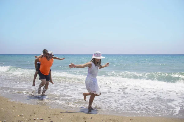 Pai Com Crianças Divertindo Praia Dia — Fotografia de Stock