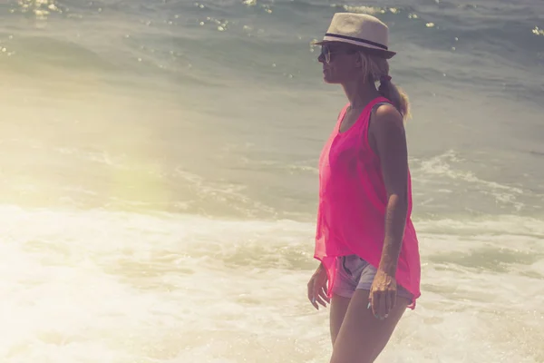 Beautiful Woman Walking Beach Relaxed Woman Breathing Fresh Air Emotional — стоковое фото