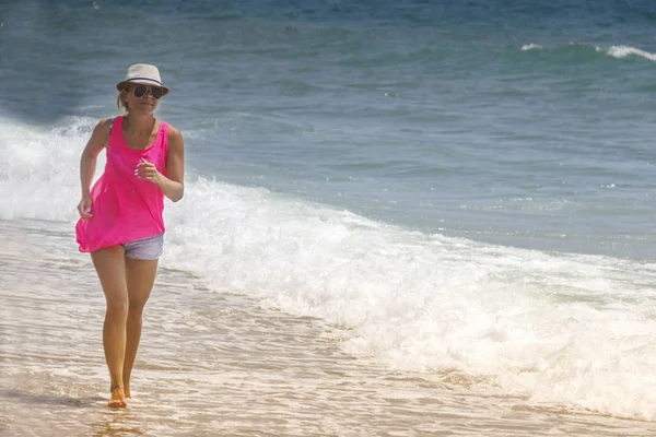 Ευτυχισμένη Χαρούμενη Γυναίκα Που Τρέχει Κατά Μήκος Της Παραλίας Ενάντια — Φωτογραφία Αρχείου
