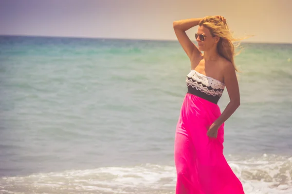 Mulher Bonita Vestido Andando Praia Mulher Relaxada Respirando Fresco Mulher — Fotografia de Stock