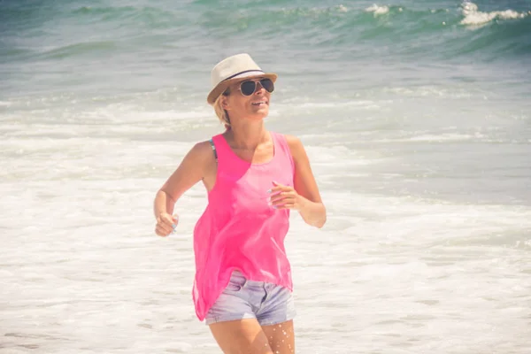 Счастливая Веселая Женщина Бежит Пляжу Против Океана — стоковое фото