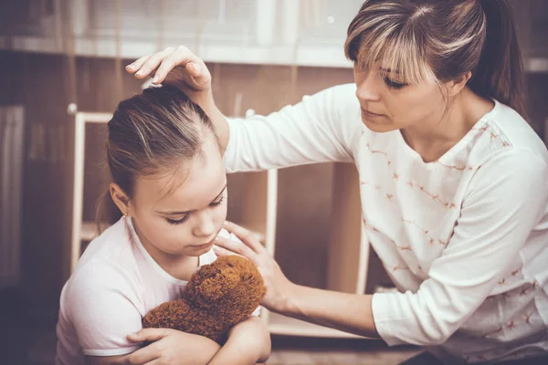 Kleines Schmollendes Mädchen Traurig Und Ihre Mutter Tröstet Sie — Stockfoto