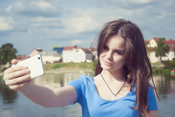 Mooie Vrouw Instagram Vrouw Met Een Selfie Met Slimme Telefoon — Stockfoto