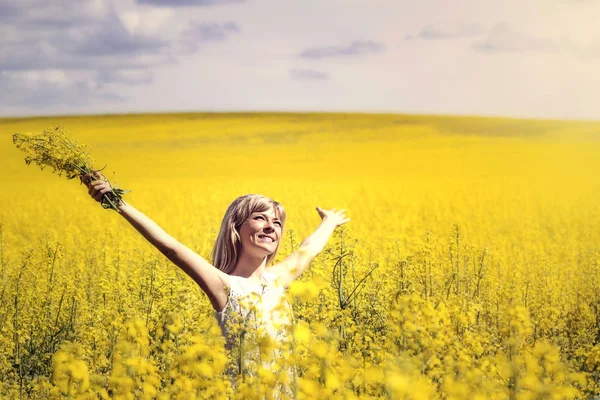 Mulher Com Cabelos Longos Prado Colza Amarelo Com Mãos Levantadas — Fotografia de Stock