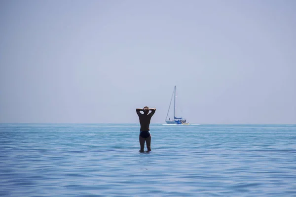 Silhouette Uomo Mare Contro Uno Yacht — Foto Stock