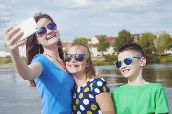 Vrolijke Kinder Bedrijf Maakt Selfie Een Smartphone Een Straat Van — Stockfoto