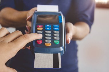 Kredi kartı swipe mağaza satış için terminal aracılığıyla. Alışveriş ve perakende konsept.
