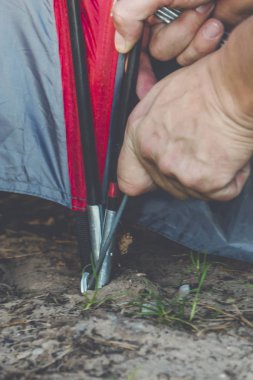 Genç bir çadır kamp gezisinde ayarlayın turist backpacker adam. Kamp ve seyahat kavramı görüntüsünü.