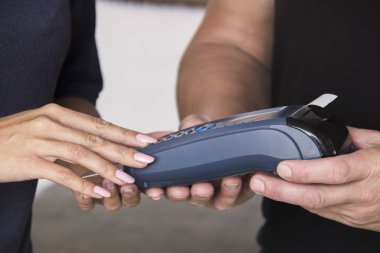 Kredi kartı swipe mağaza satış için terminal aracılığıyla. Alışveriş ve perakende konsept.
