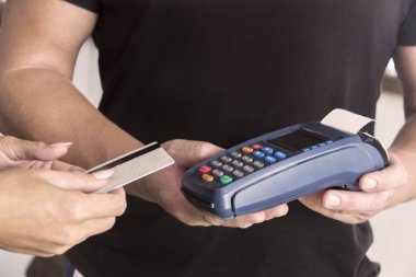 Kredi kartı swipe mağaza satış için terminal aracılığıyla. Alışveriş ve perakende konsept.