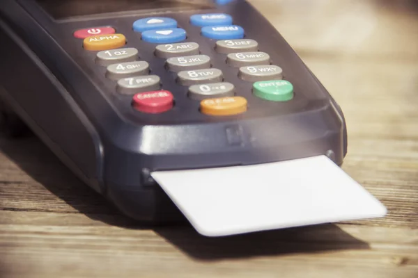 在木质背景下的 Pos 支付终端 信用卡终端 Eftpos — 图库照片