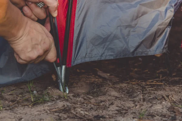 若い男のキャンプ旅行にテントを立てた観光バックパッカーです キャンプや旅行の概念のイメージ — ストック写真