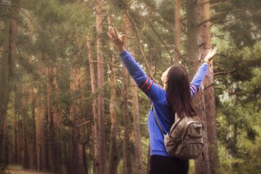 Doğa açık havada, yükseltilmiş silah uzun yürüyüşe çıkan kimse kadınla arkadan görünüm
