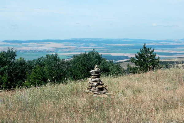 凯恩斯或岩石桩在山顶俯瞰湖在高地 — 图库照片