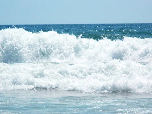 Μαίνεται Μεγάλα Κύματα Της Θάλασσας Κοντά Στην Ακτή — Φωτογραφία Αρχείου