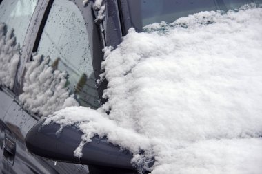 Araba kanat aynası ile kar kış döneminde örtbas etti, yakın çekim. Mesajınız için boş pencere. Görüntü metni için kopya alana sahip