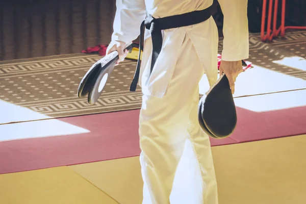 Trener Karate Kimono Kopiąc Cele Pad Jego Ręce Siłowni Podczas — Zdjęcie stockowe