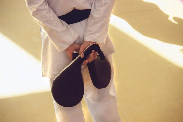 Entrenador Karate Kimono Con Una Almohadilla Blancos Patadas Sus Manos —  Fotos de Stock