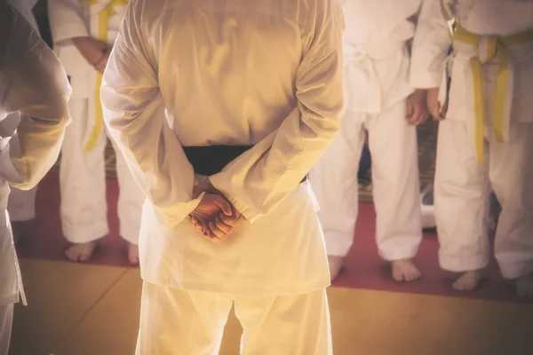 Trener Kimono Stoi Tyłem Jego Rękoma Tyłu Przed Jego Studentów — Zdjęcie stockowe