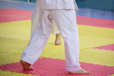 Kimono eldiven spor salonunda bir karate erkekte gövde bölümü.