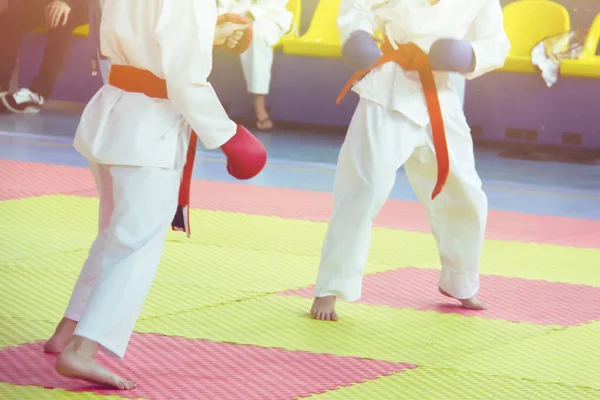 Parte Del Cuerpo Hombre Karate Kimono Con Guantes Gimnasio — Foto de Stock